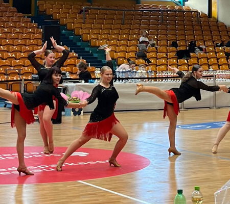 Gruppentanz der Dance Glow Girls