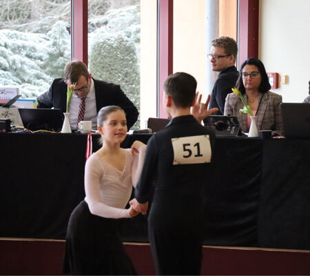 Tanzpaar tanzt vor Jury