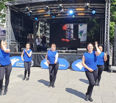 Die Dance Glow Gruppe auf der Bühne