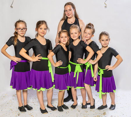 Kindertanzgruppe mit Trainerin