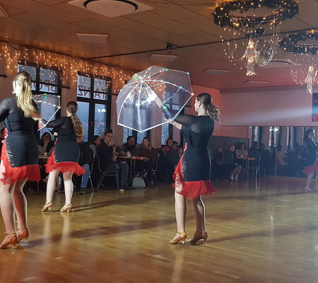 Gruppentanz mit Regenschirm - Dance Glow