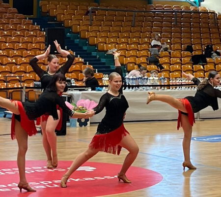 Auftritt der Dance Glow Girls